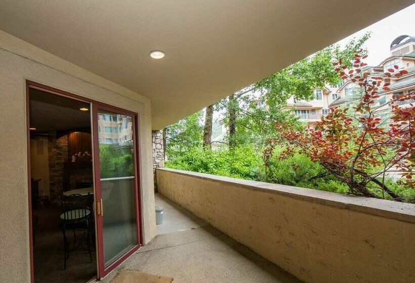 هتل Strawberry Park