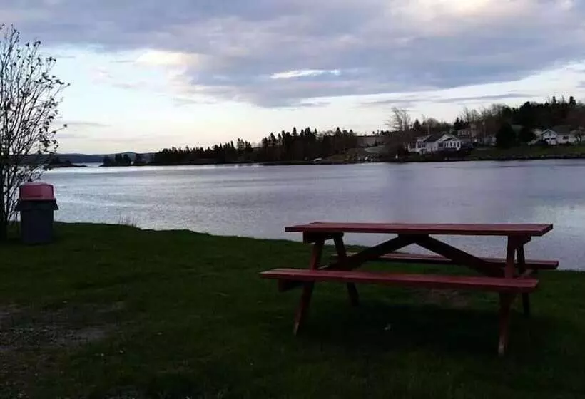 Motelli Riverview Suites