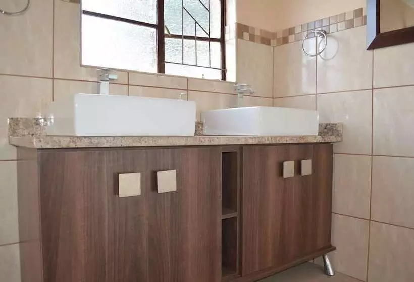 Majatalo Rochilla Guest House