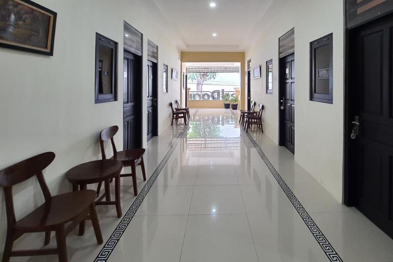 בית מלון כפרי Reddoorz Syariah Near Solo Square Mall
