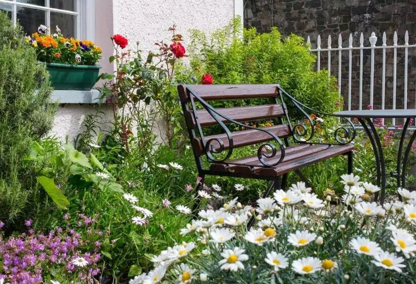 Majatalo Cnapan Guest House