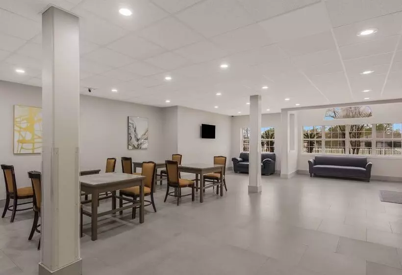 Отель Americas Best Value Inn And Suites Lake Charles