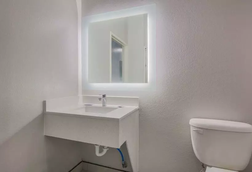 Отель Americas Best Value Inn And Suites Lake Charles