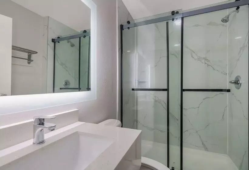 Отель Americas Best Value Inn And Suites Lake Charles