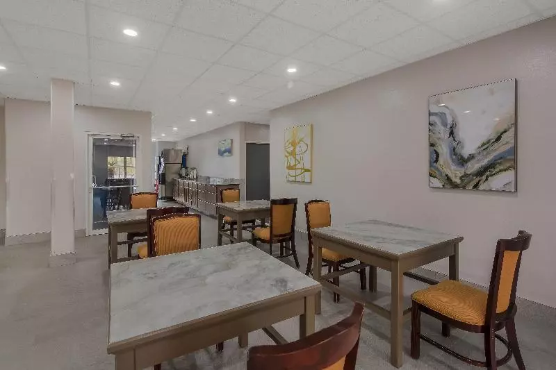 Отель Americas Best Value Inn And Suites Lake Charles