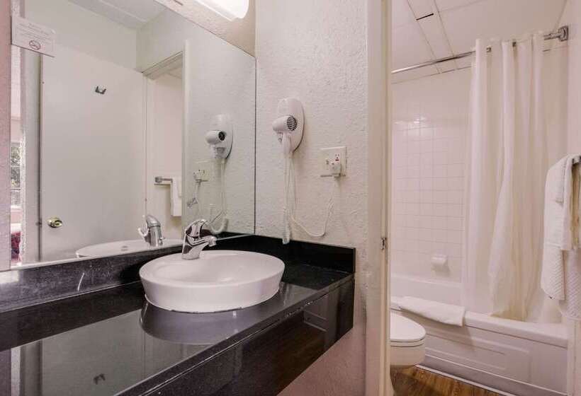 ホテル Econo Lodge Inn & Suites