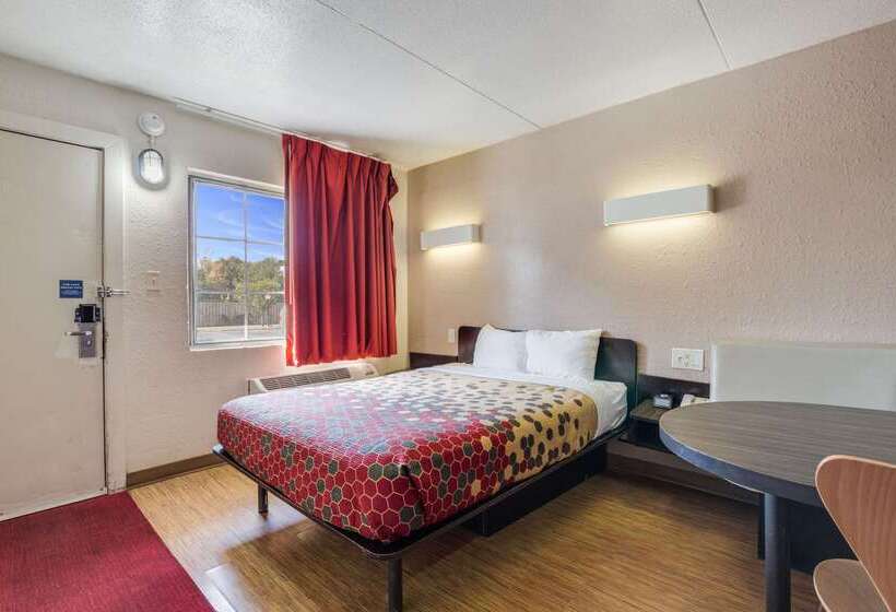 ホテル Econo Lodge Inn & Suites