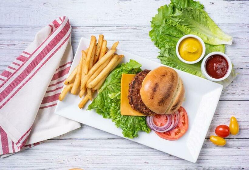 هتل Golden Green Charlotte