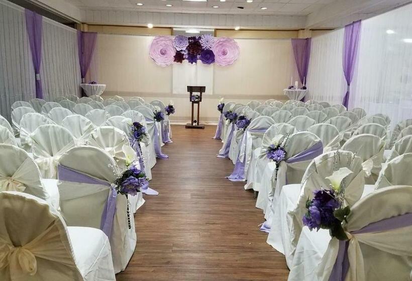 هتل Golden Green Charlotte