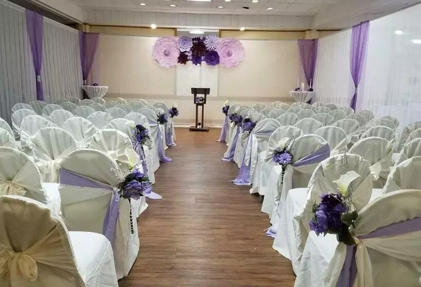 Hotel Golden Green Charlotte