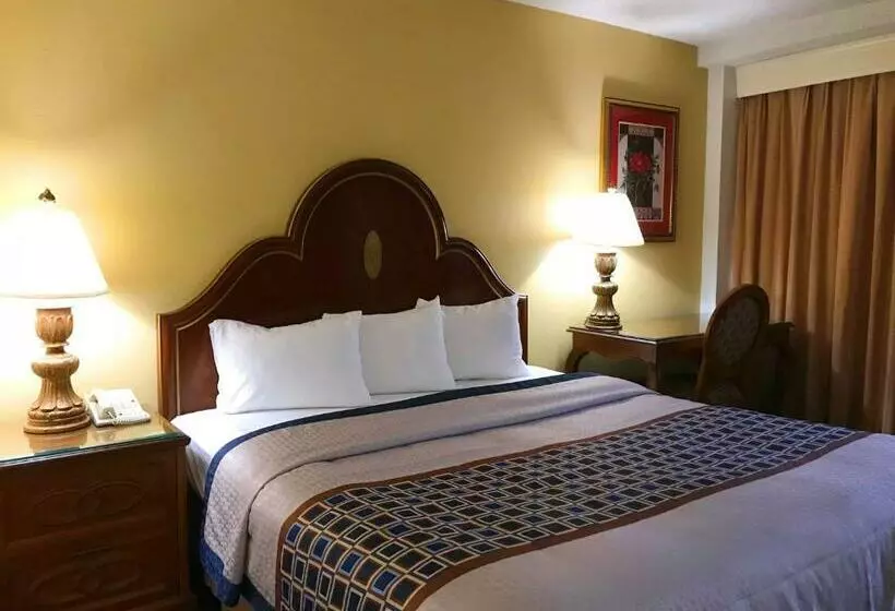 Hotel Golden Green Charlotte