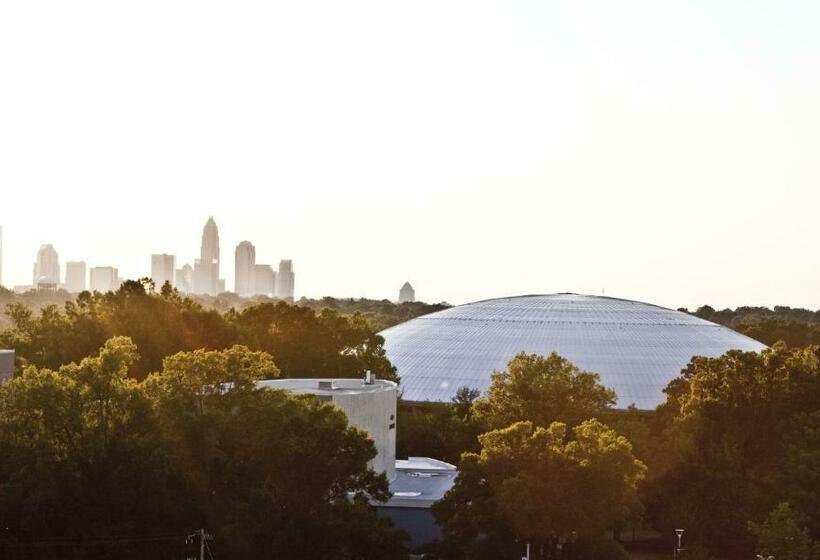 هتل Golden Green Charlotte