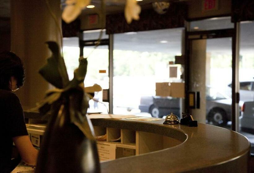 هتل Golden Green Charlotte