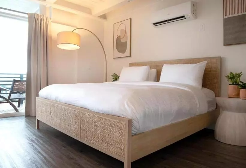 هتل Hollywood Hills