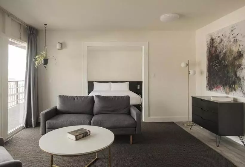 هتل Hollywood Hills