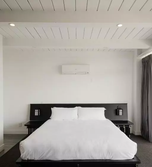 هتل Hollywood Hills