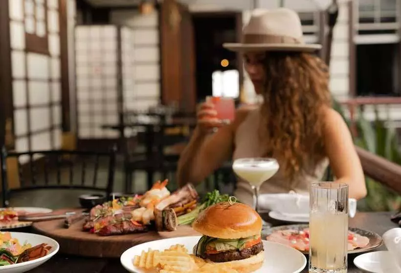 هتل Hollywood Hills