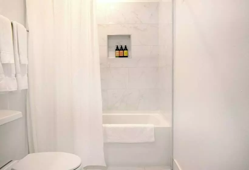 هتل Hollywood Hills