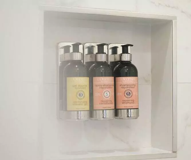 هتل Hollywood Hills