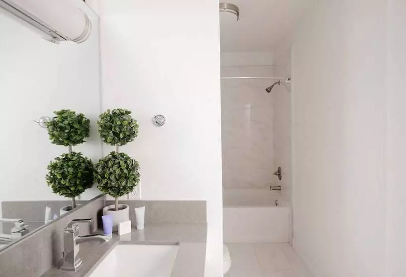 هتل Hollywood Hills