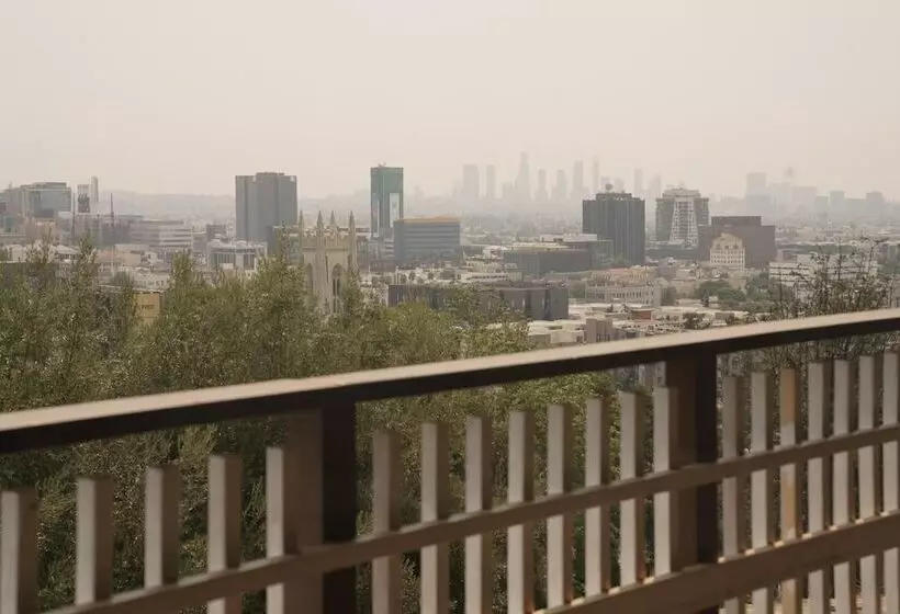 هتل Hollywood Hills
