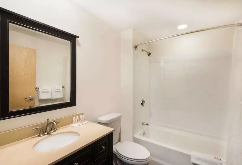 호텔 Howard Johnson By Wyndham Quincy/ Boston