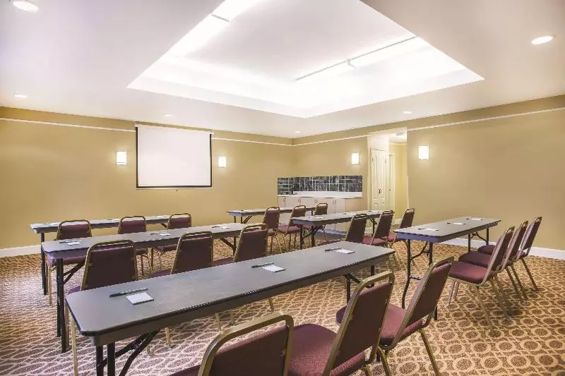 Отель La Quinta Inn & Suites By Wyndham Atlanta Stockbridge