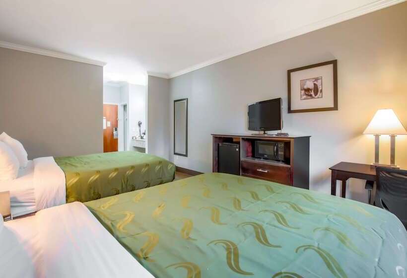 בית מלון כפרי Quality Inn