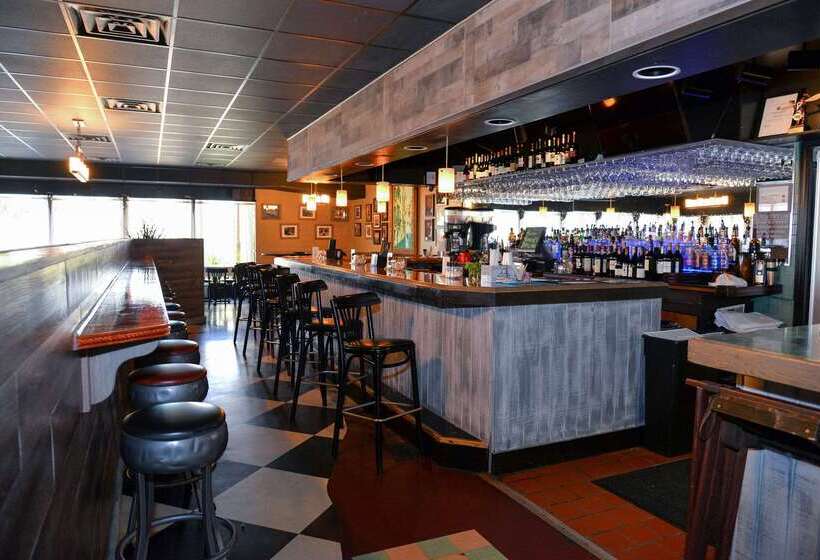 Отель Quality Inn & Suites Gulf Breeze Bayside Near Pensacola Beach