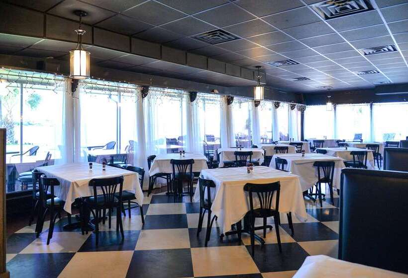 Отель Quality Inn & Suites Gulf Breeze Bayside Near Pensacola Beach