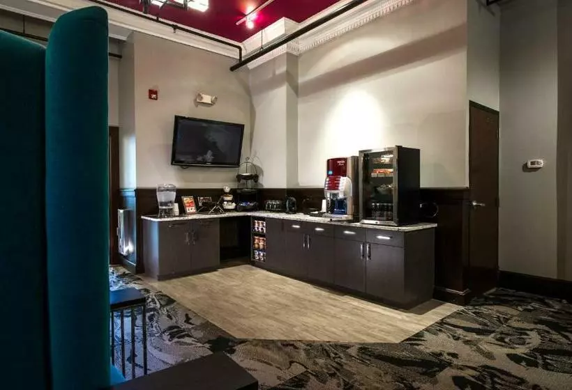 호텔 The Parker Inn And Suites