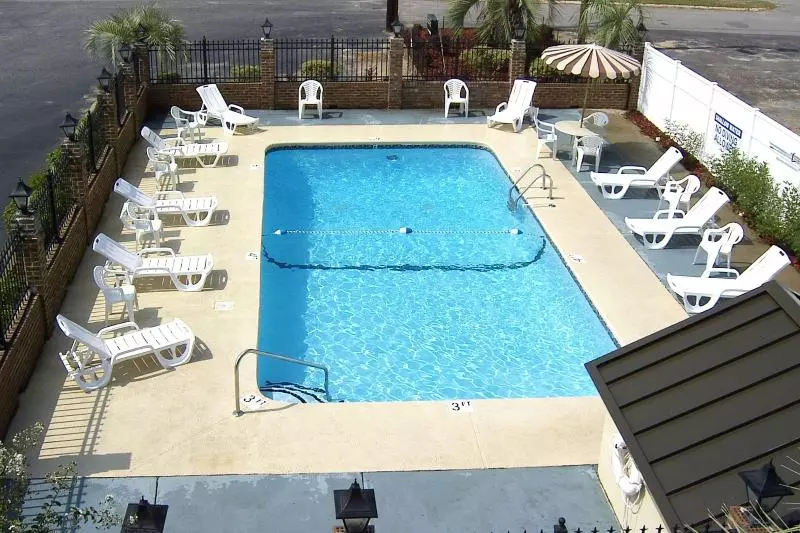 Отель Travelers Inn & Suites