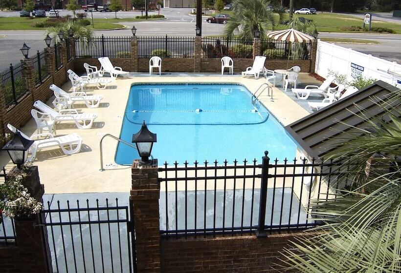 ホテル Travelers Inn & Suites