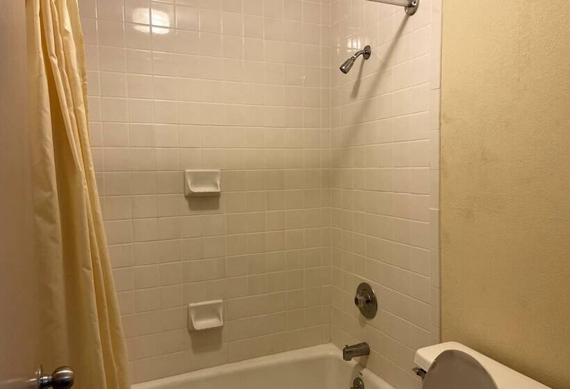 ホテル Travelers Inn & Suites