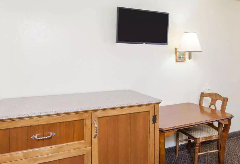 Отель Travelodge Inn & Suites By Wyndham Fullerton