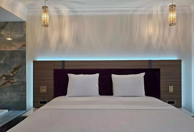 Отель Travelodge Inn & Suites By Wyndham Fullerton