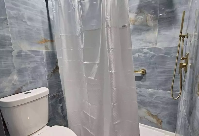 Отель Travelodge Inn & Suites By Wyndham Fullerton