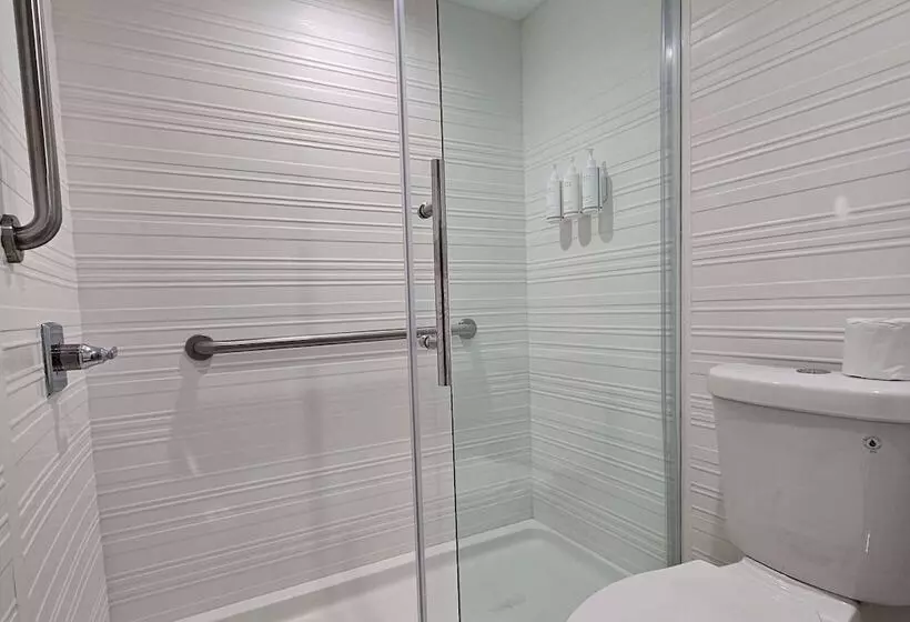 Отель Travelodge Inn & Suites By Wyndham Fullerton