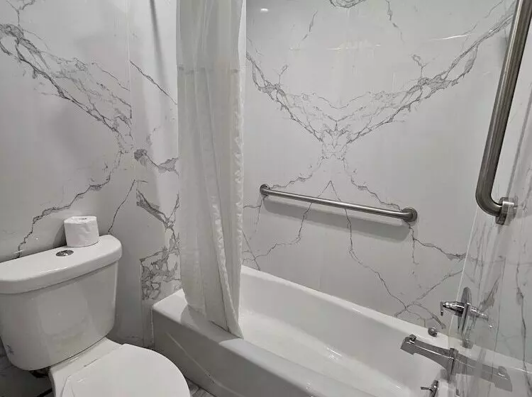 Отель Travelodge Inn & Suites By Wyndham Fullerton