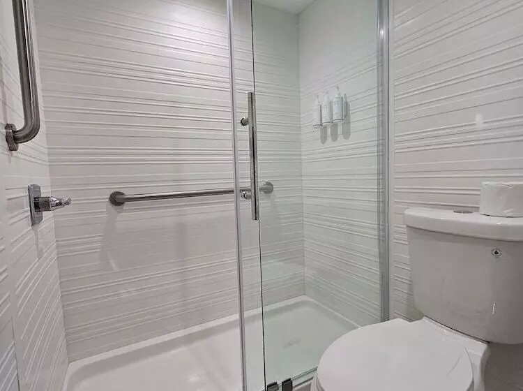 Отель Travelodge Inn & Suites By Wyndham Fullerton