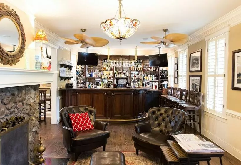 Отель Village Inn And Pub