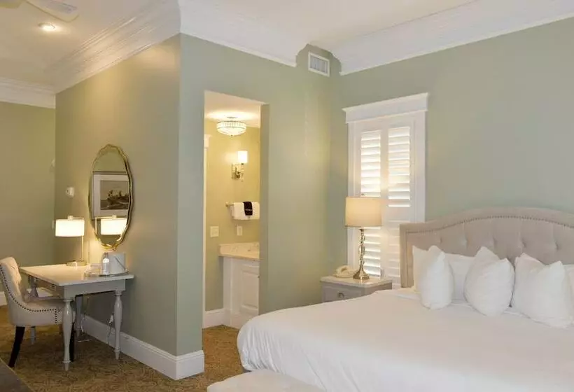 Отель Village Inn And Pub