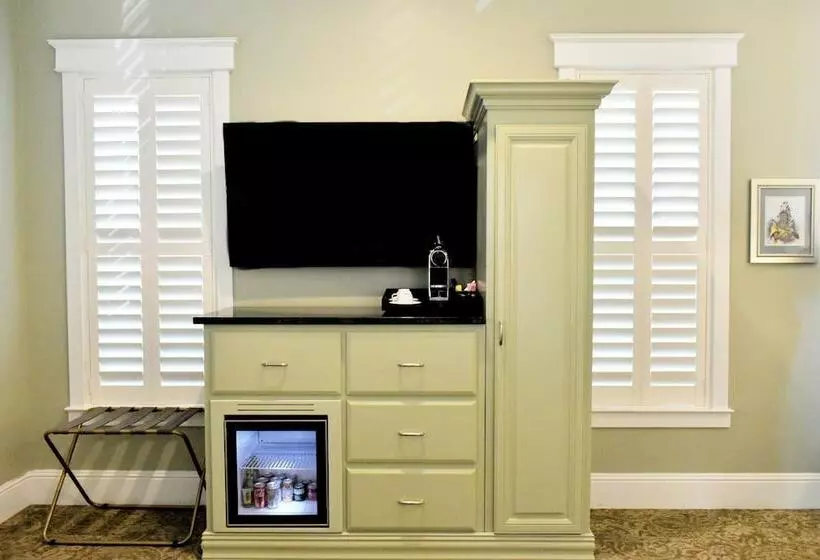 Отель Village Inn And Pub