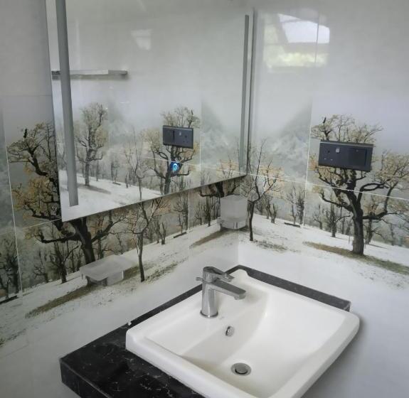 Отель Silent Peacock Villa And Peacock Cafe