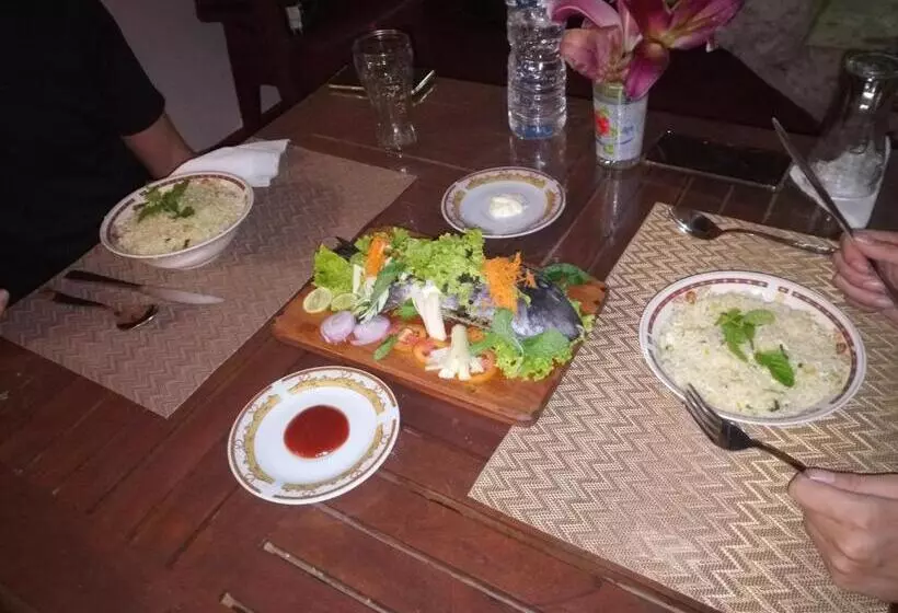 ホテル Silent Peacock Villa And Peacock Cafe