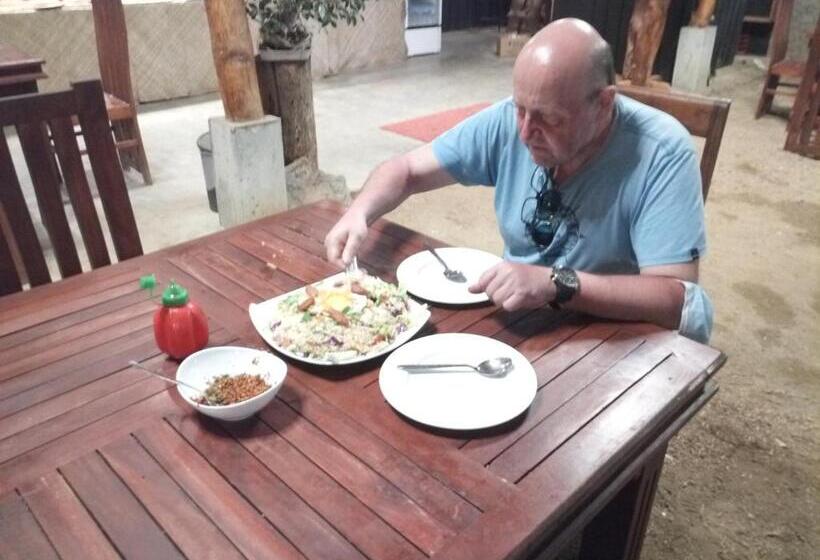 Отель Silent Peacock Villa And Peacock Cafe