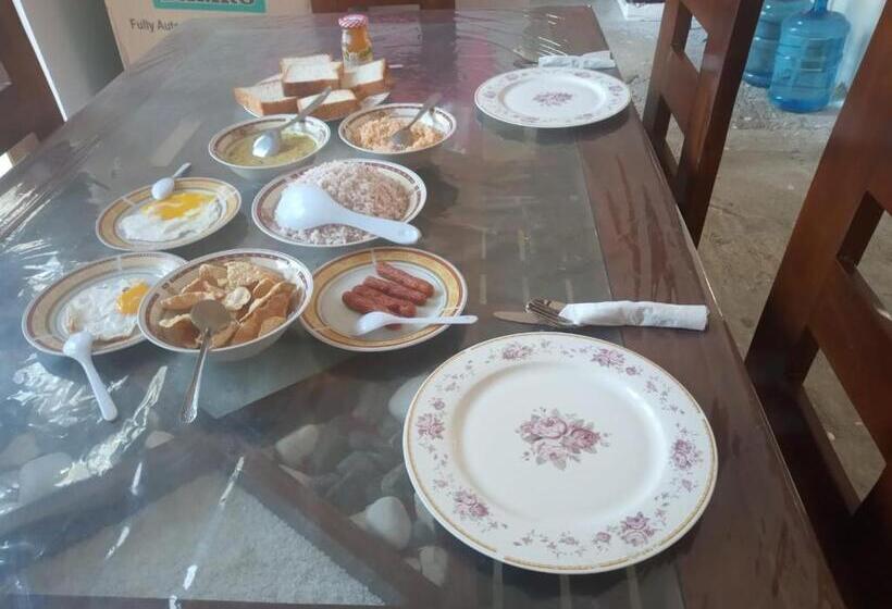 Отель Silent Peacock Villa And Peacock Cafe