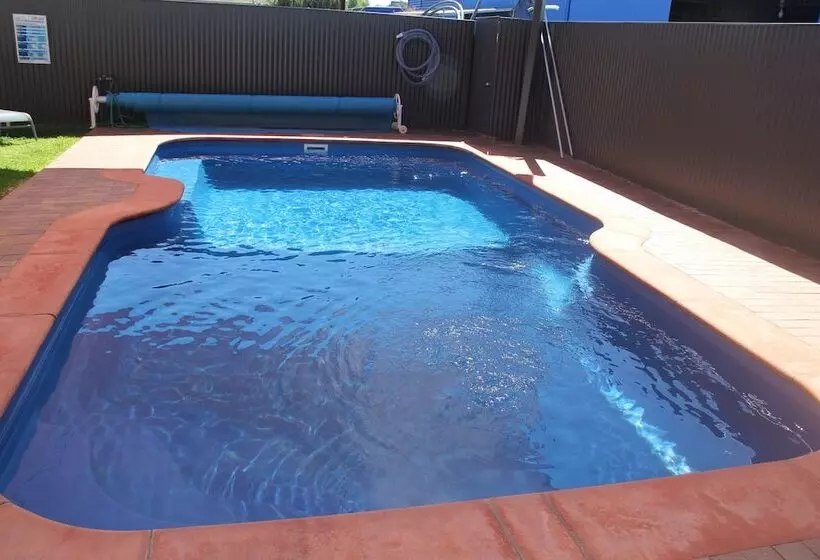 Motelli The Saltbush Motor Inn