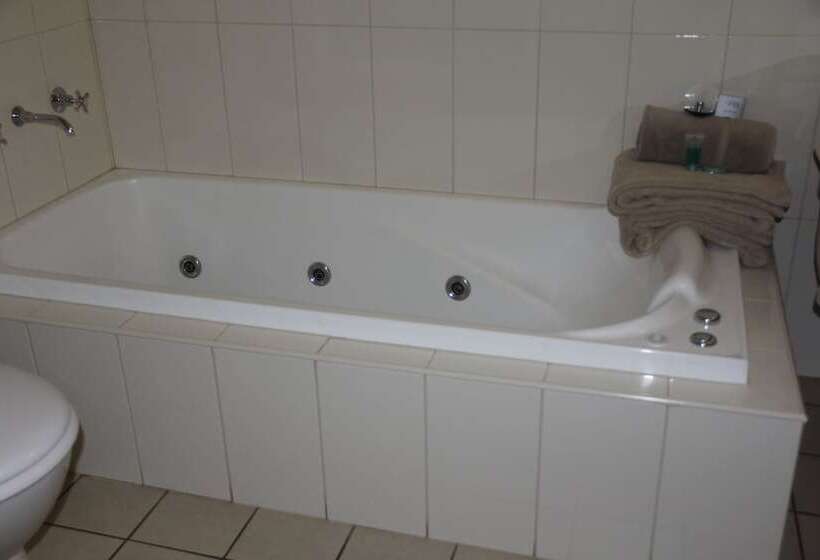 モーテル The Saltbush Motor Inn