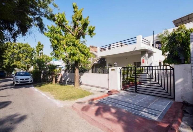 פנסיון Dave S Guest House